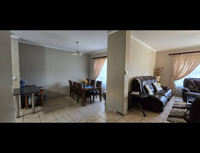 4 BEDROOM HOUSE FOR SALE IN ROOIHUISKRAAL NORTH